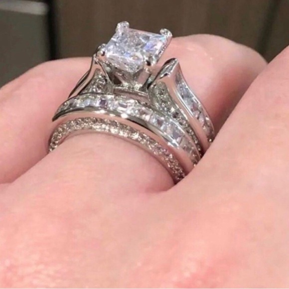 WEDDING RING - Picture 2 of 4